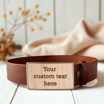 Hebilla de cinturón personalizada de madera de sicomoro con texto grabado y cinturón de cuero marrón