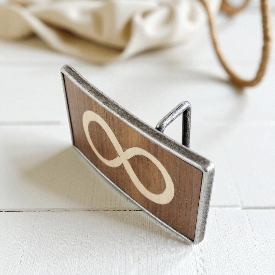 Hebilla para cinturón con un infinito de madera
