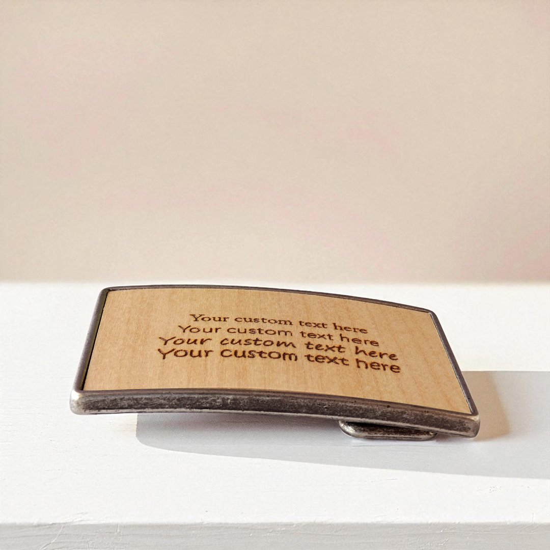 Hebilla de madera clara de sicomoro con texto personalizado grabado