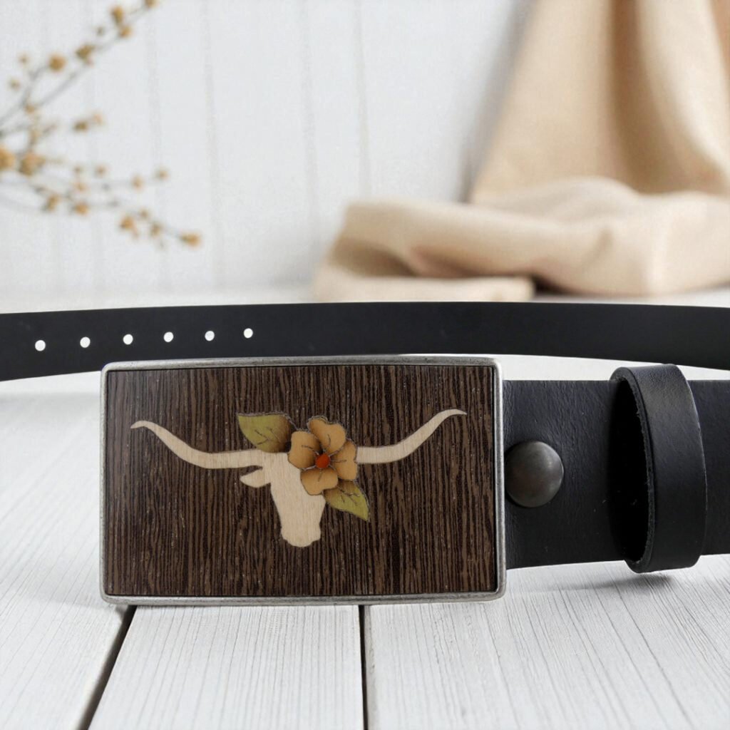 Hebilla de madera con toro en marquetería y cinturón negro