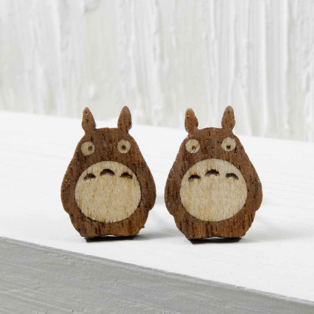 Joyas de Totoro con pendientes hechos artesanalmente en madera