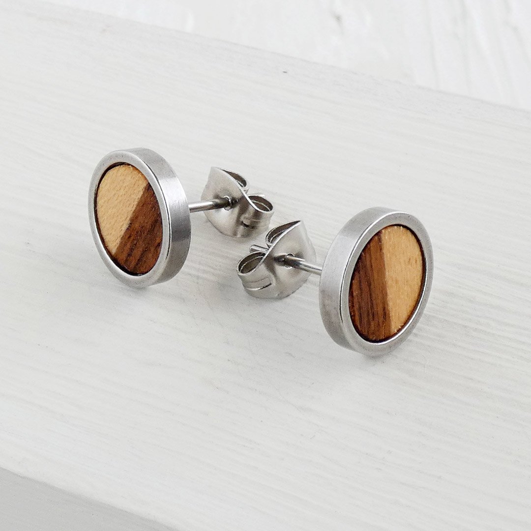 Pendientes de botón de madera en tonos tierra y crema para hombre y mujer.