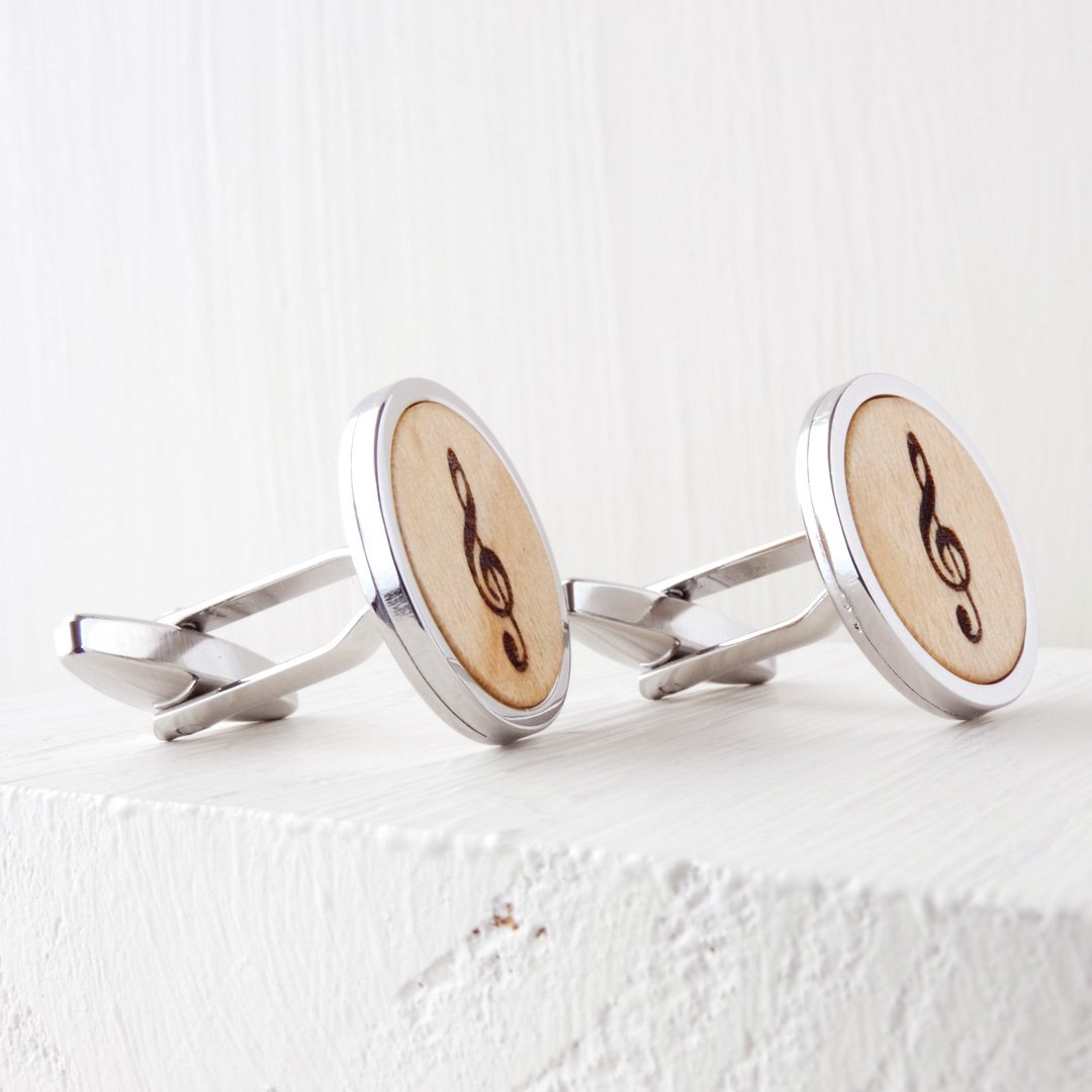 Gemelos de madera de sicomoro grabados con temática musical.