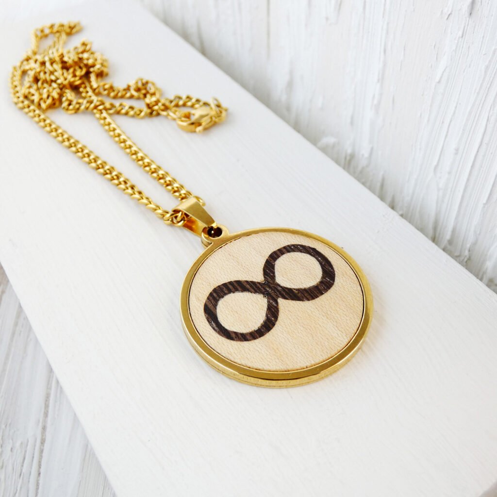 Joyería con significado: colgante de madera natural símbolo de infinito.