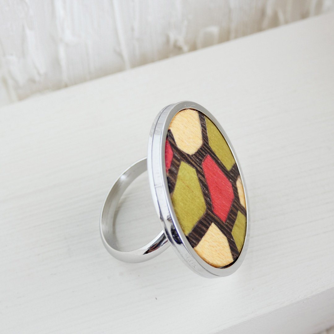 Joyería con el Trencadís de Gaudí de madera hecho a mano con madera teñida y natural