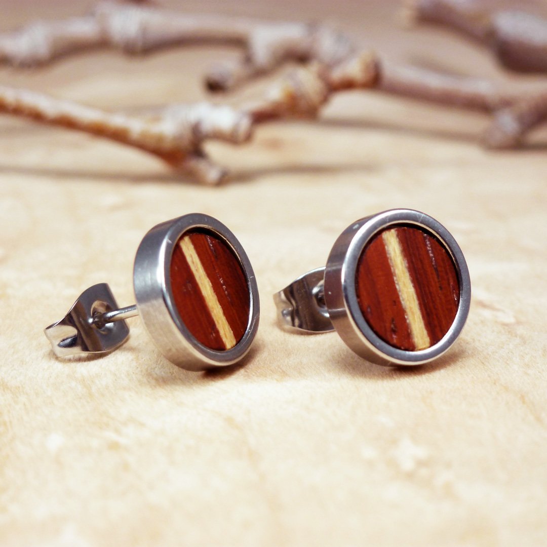 Pendientes de botón de madera de coral con incrustaciones de sicomoro y base de acero inoxidable.