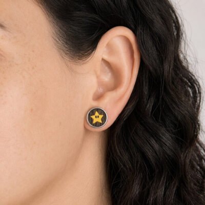 Pendiente estrella de Mario de madera puesto en la oreja