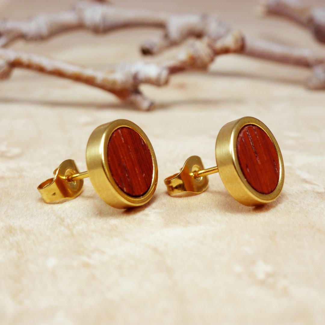 Pendientes de acero dorado con madera de coral: joyería artesanal de color rojizo y oro para mujer.