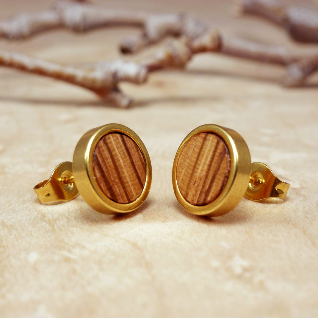 Pendientes de acero dorado, tipo botón, con madera de zebrano: joyas de madera natural con rayas llamativas.