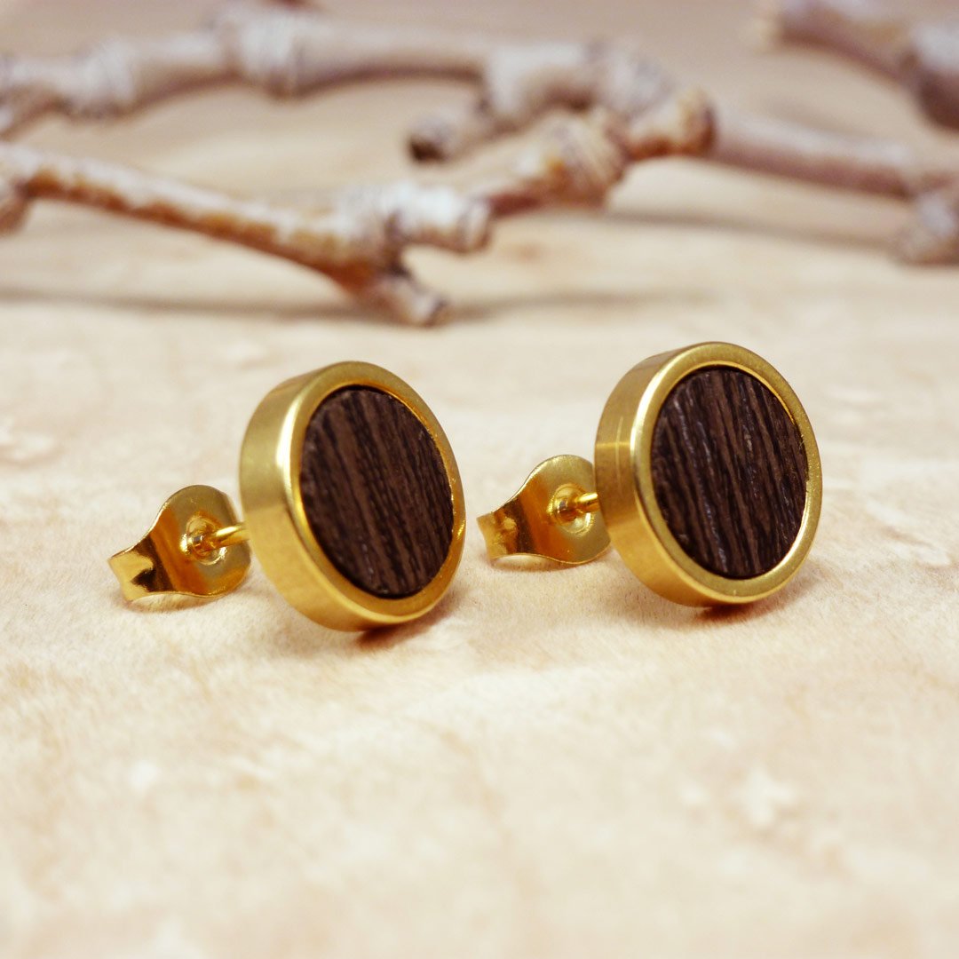 Pendientes de acero dorado con madera natural de wengué: joyería artesanal en madera oscura y oro
