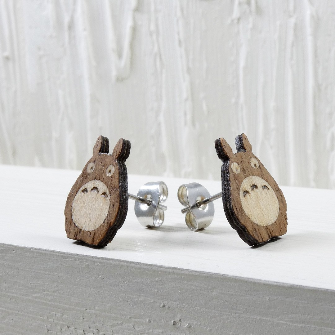 Pendientes anime de madera con diseño de Totoro en nogal y sicomoro