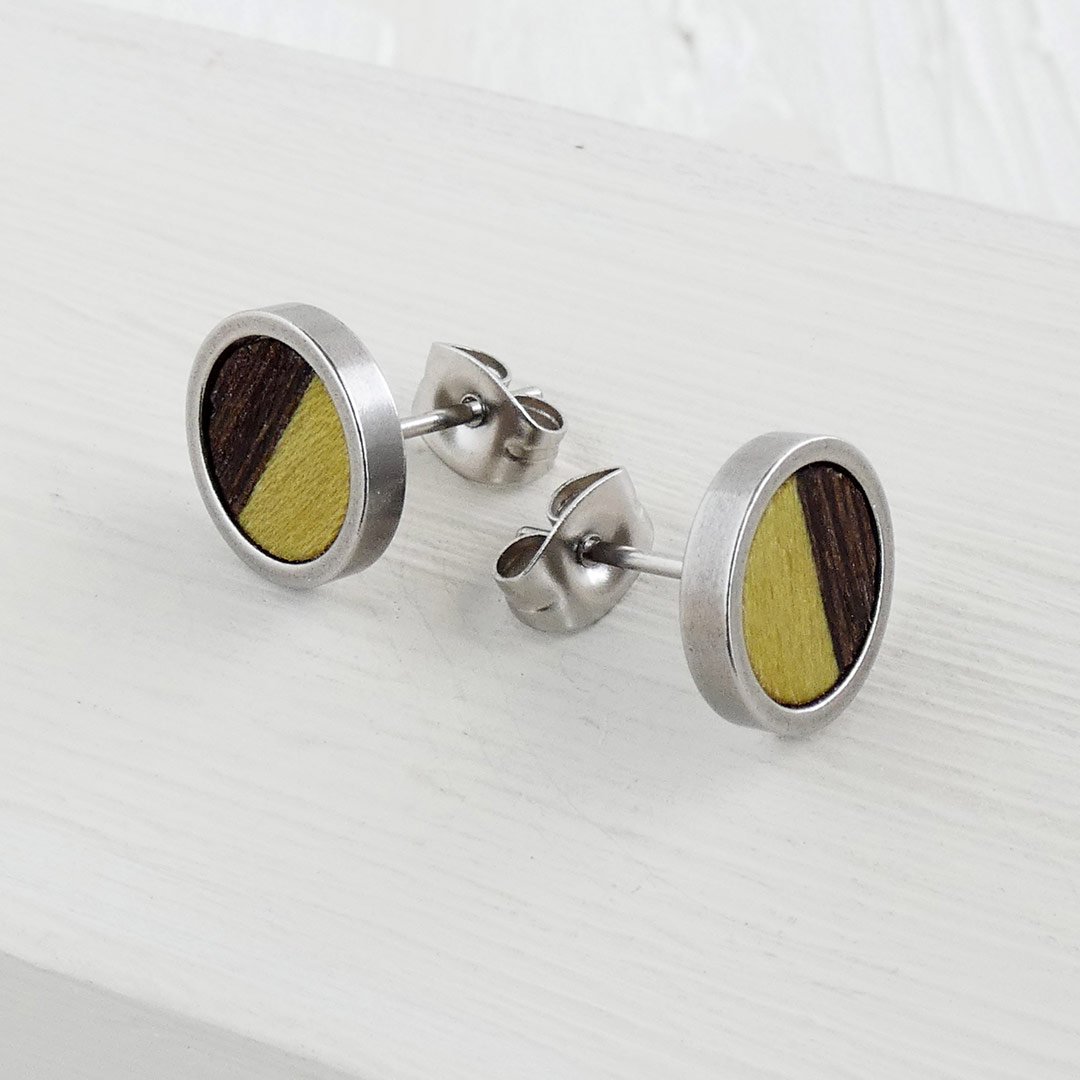 Detalle de la textura de la madera verde en pendientes circulares con base de acero.