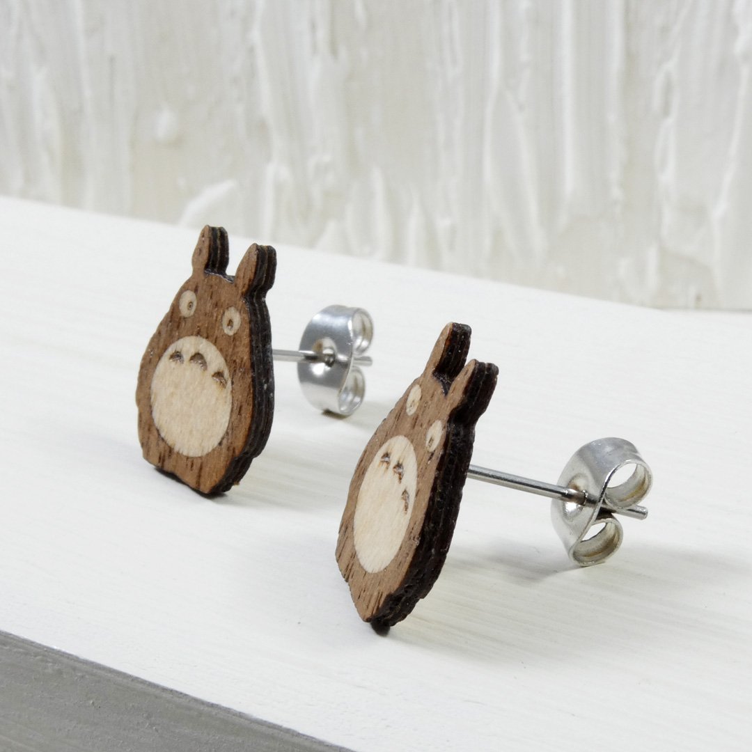 Pendientes artesanales de Totoro en madera de nogal y sicomoro