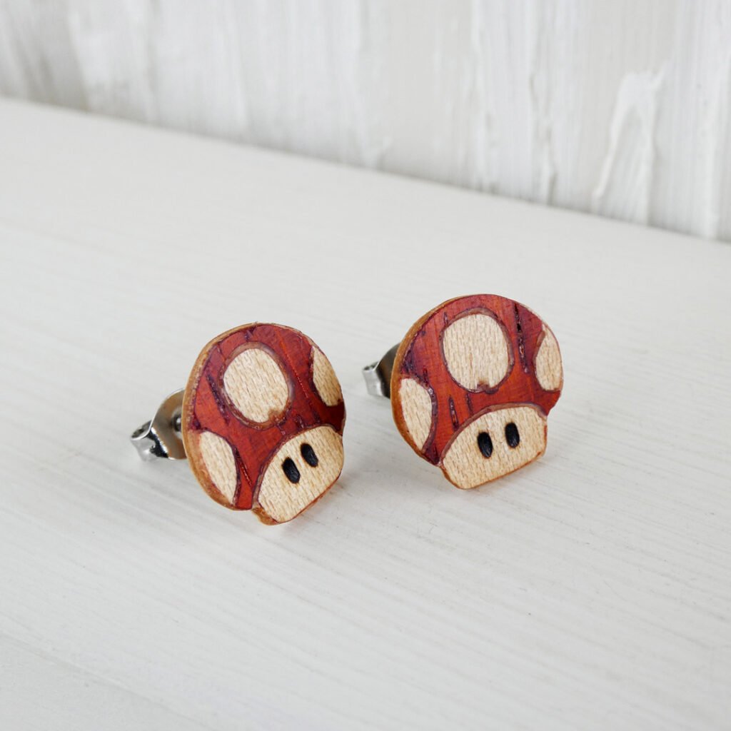 Pendientes champiñon de Mario hechos a mano en marquetería de madera coral y sicomoro