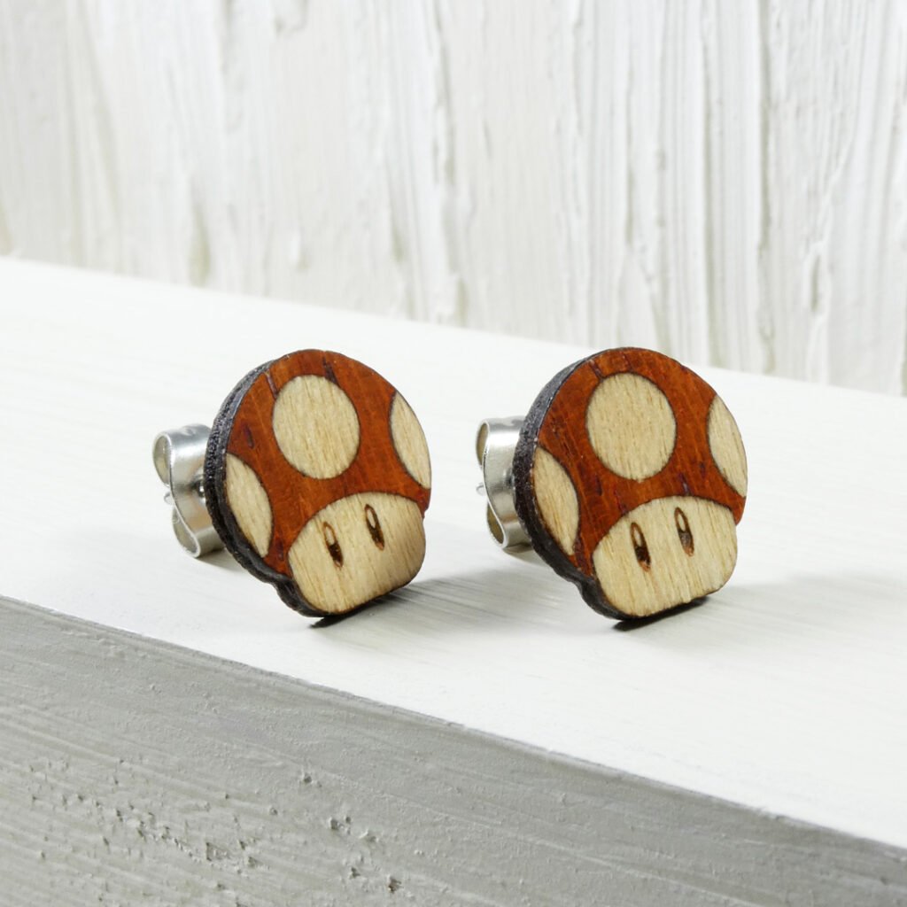 Pendientes champiñón Mario hechos a mano con madera natural de coral y sicomoro