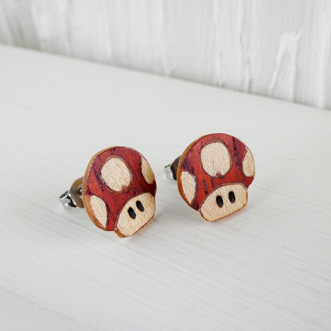 Pendientes champiñon de Mario hechos a mano en marquetería de madera coral y sicomoro