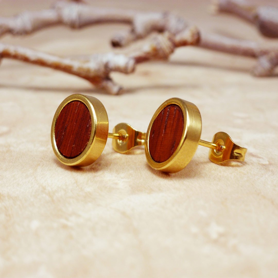 Pendientes chapados en oro con madera de coral: una madera natural en tonos rojizos