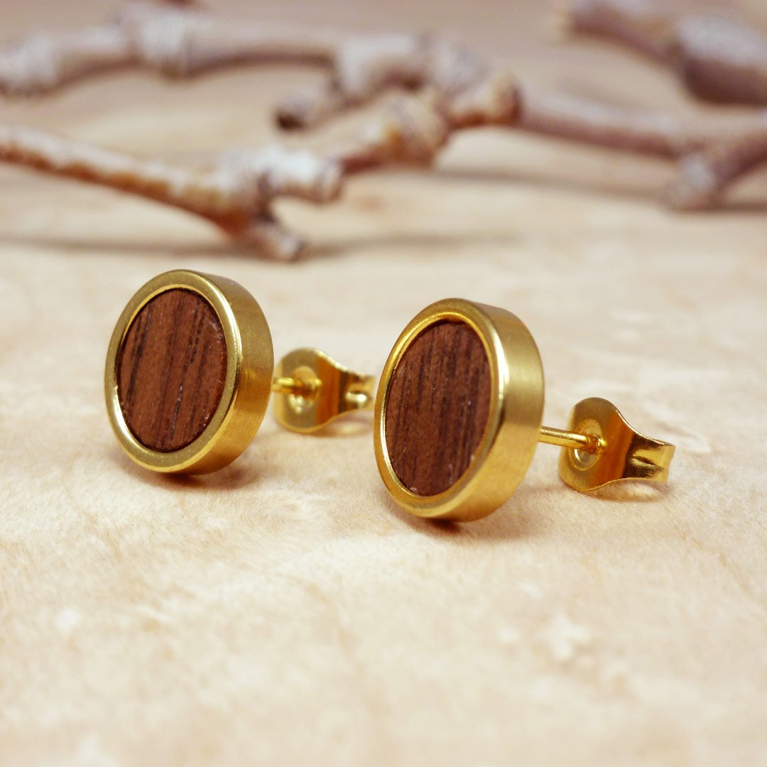 Pendientes chapados en oro y madera de nogal: diseño minimalista hecho a mano.
