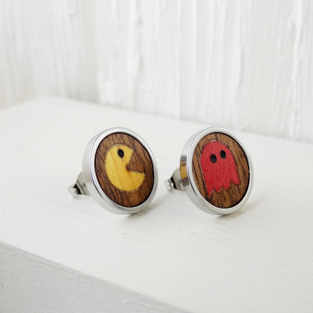 Pendientes comecocos de madera hechos a mano con Pacman y fantasma en marquetería
