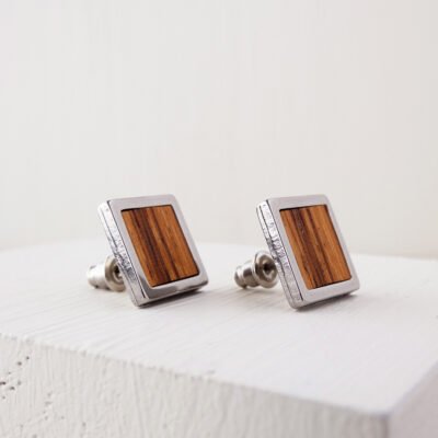Pendientes cuadrados de madera de zebrano y acero inoxidable.