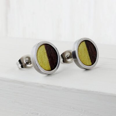Pendientes de botón redondos de madera bicolor mitad wengué oscuro y mitad madera teñida en verde.