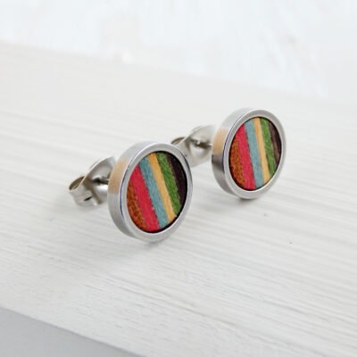 Pendientes de colores de madera natural y teñida, con una base acero inoxidable con diseño de tiras multicolor.
