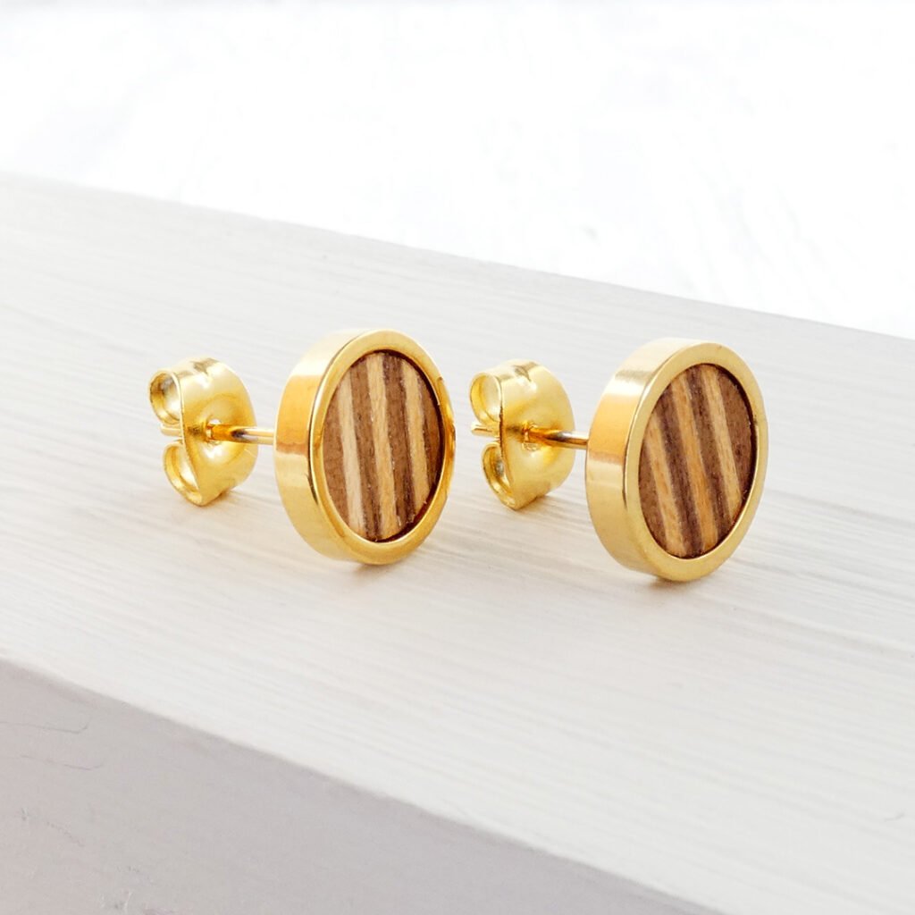 Pendientes de madera bañados en oro con un diseño de rayas naturales de nogal y de sicomoro