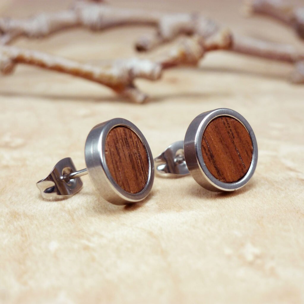 Pendientes de madera para hombre, hechos a mano con madera natural de nogal y acero inoxidable