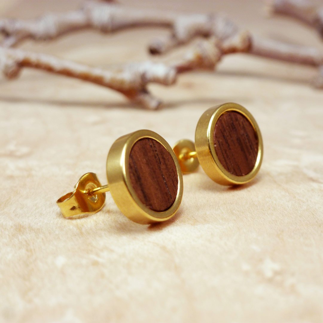 Pendientes de madera natural de nogal chapados en oro para mujer.