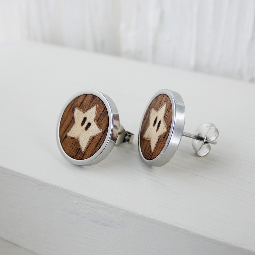 Pendientes estrella de madera natural inspirados en videojuegos