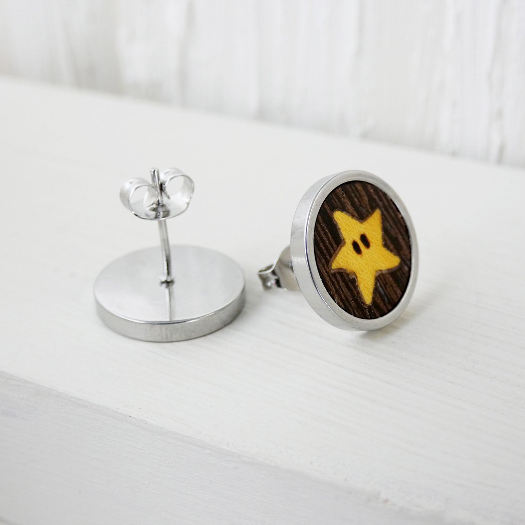 Pendientes de estrella de videojuego hechos en madera artesanal