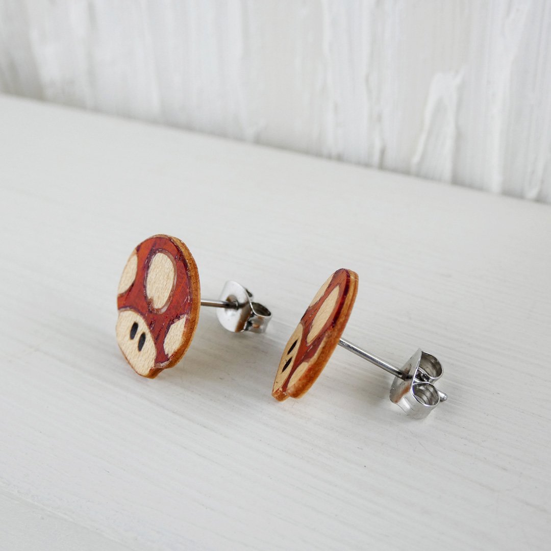 Pendientes friki de madera con diseño del champiñon inspirado en Mario