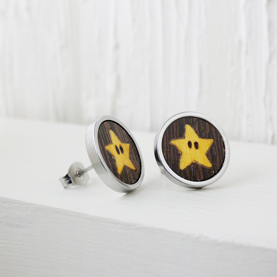 Pendientes friki de Mario con diseño de estrella en madera