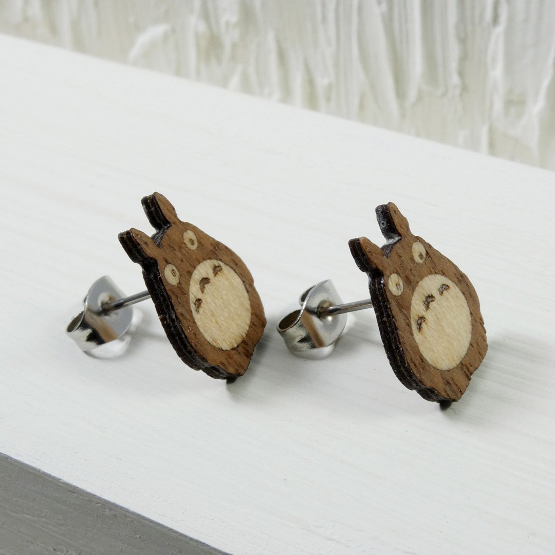 Pendientes friki de Totoro hechos en madera de nogal