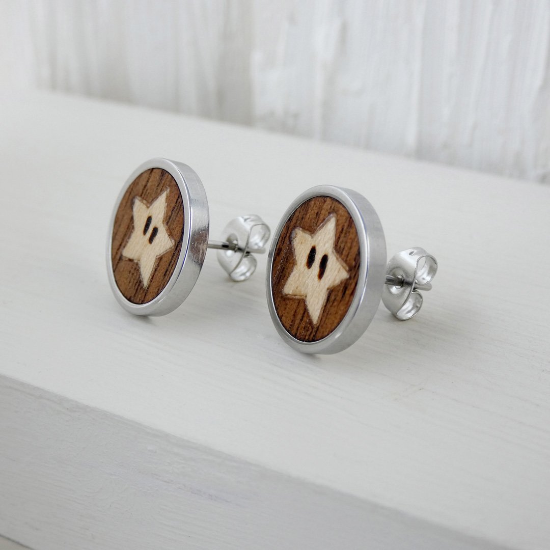 Pendientes gamer de madera natural con diseño de estrella de Mario