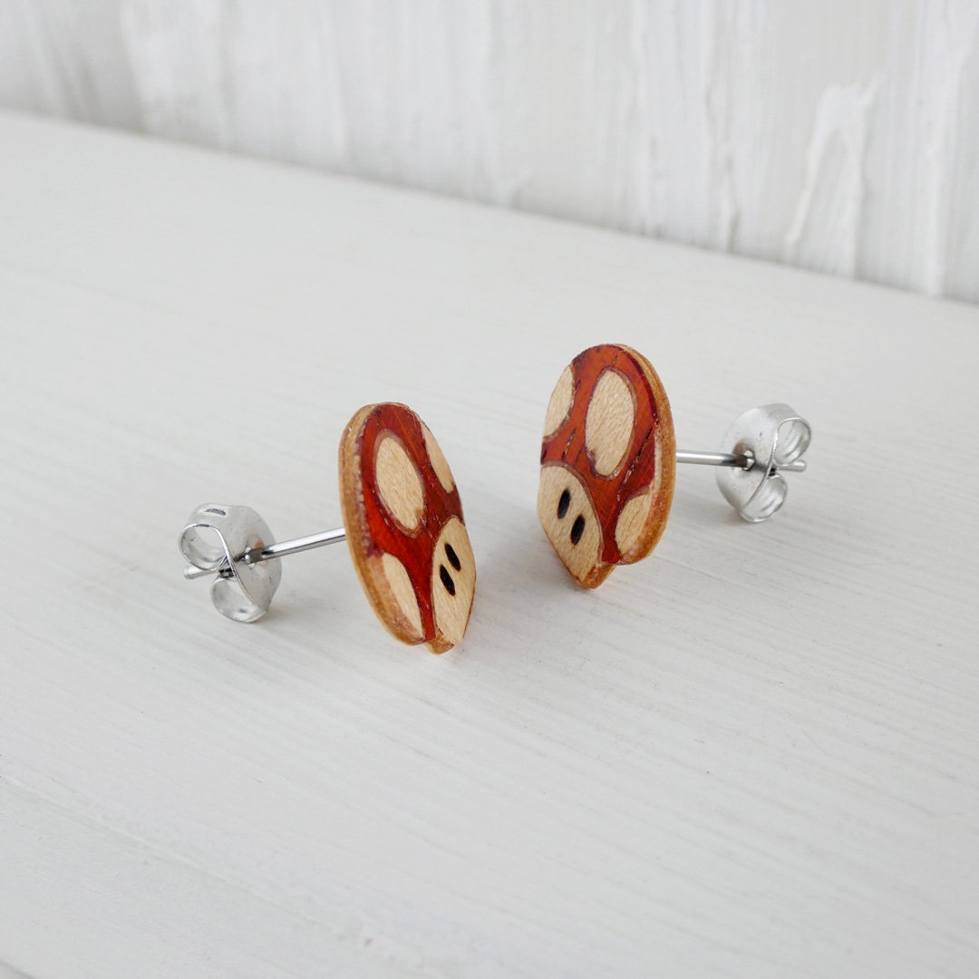 Pendientes gamer de madera con diseño de champiñón retro de Super Mario