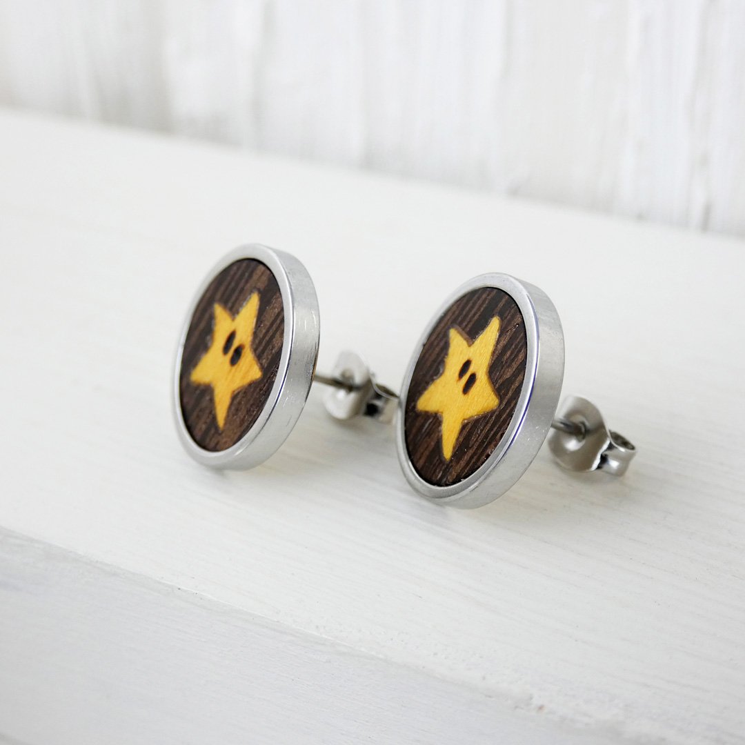 Pendientes geek de madera con estrella inspirada en Mario