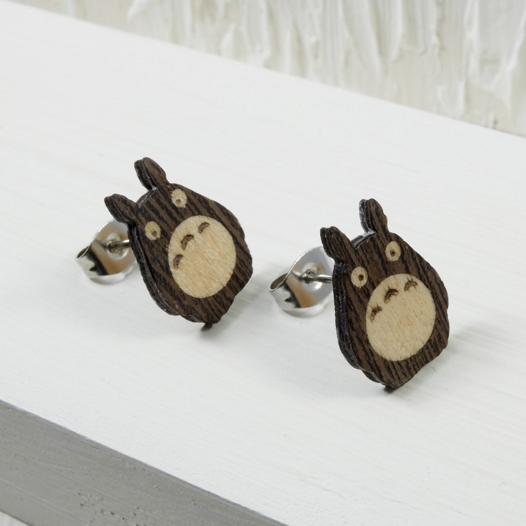 Pendientes geek de Totoro realizados en madera de wengué