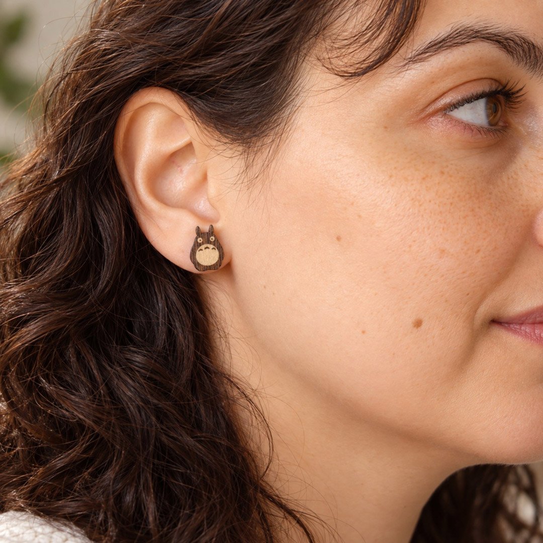 Pendientes Ghibli de Totoro en wengué puestos en la oreja