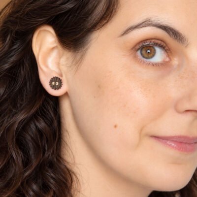 Pendiente de Studio Ghibli con diseño de Susuwatari en wengué puesto en una mujer