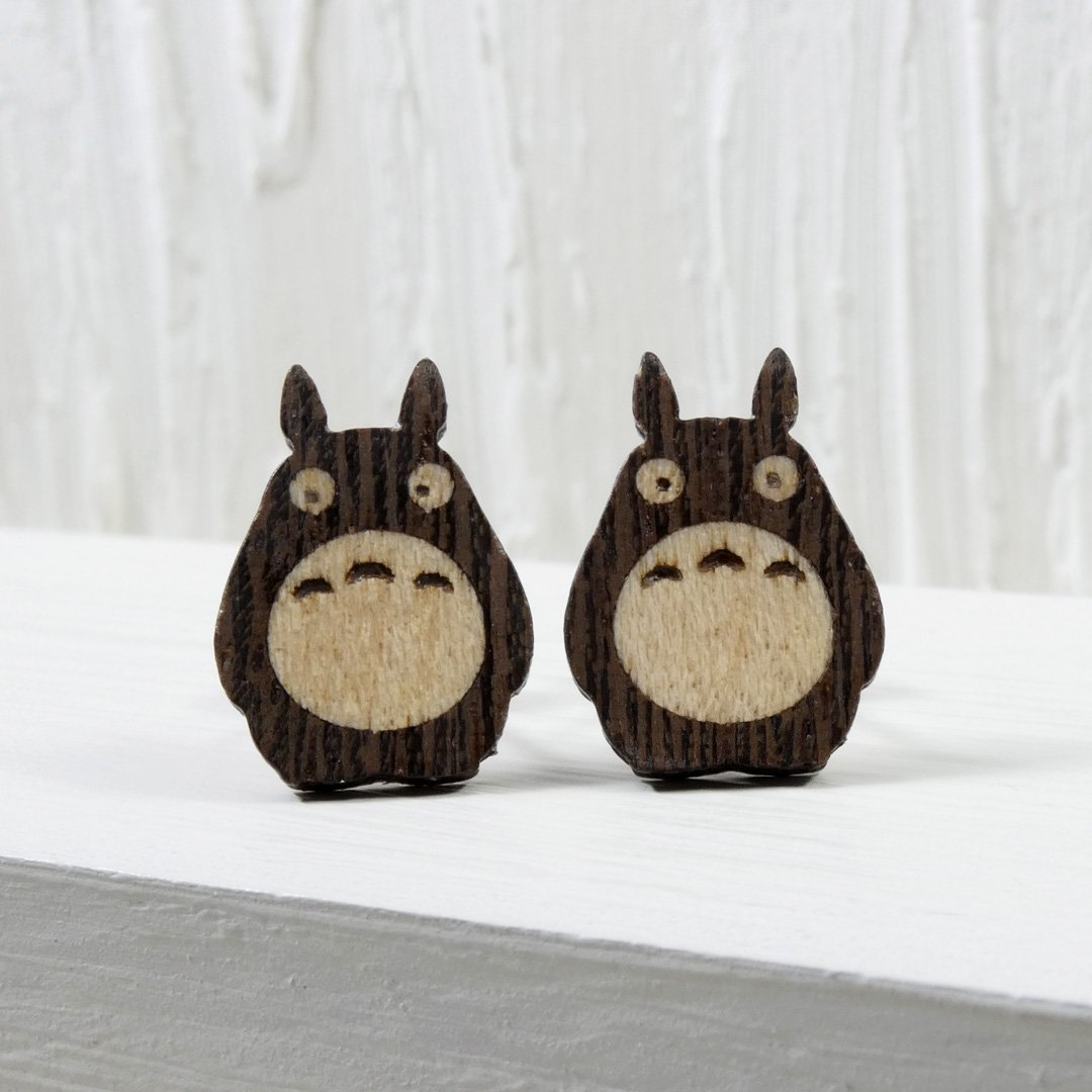 Pendientes de madera inspirados en la animación japonesa y Totoro