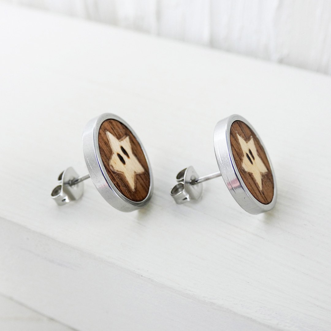 Pendientes kawaii de estrella con ojos pirograbados hechos en madera