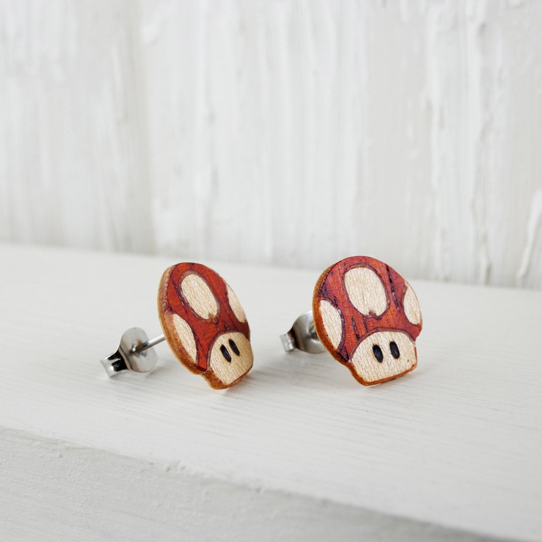 Pendientes kawaii de madera con diseño de champiñon y ojos pirograbados