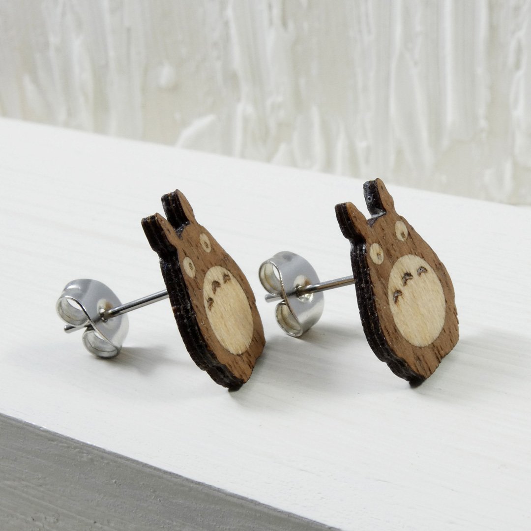 Pendientes kawaii de Totoro realizados en madera