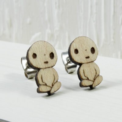 Pendientes Kodama de madera natural de sicomoro con detalles grabados
