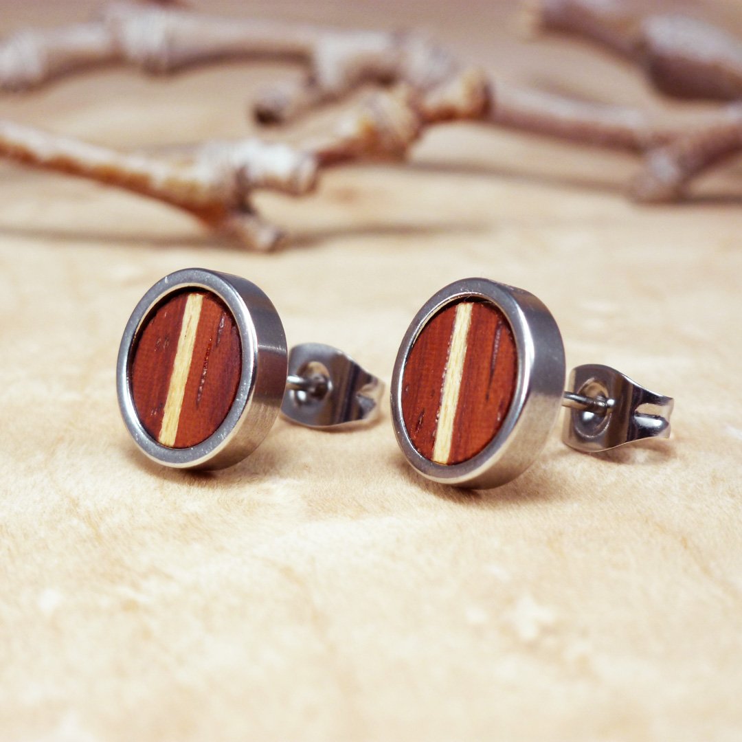 Pendientes redondos de madera hechos a mano en coral con una incrustación de sicomoro y acero inoxidable.