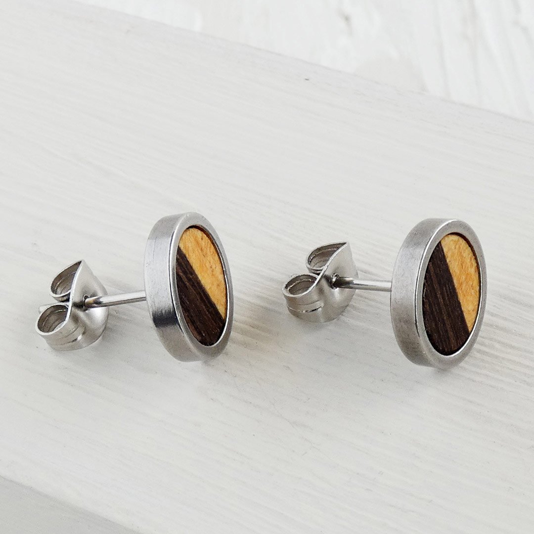 Pendientes de madera bicolor cortados a mano con sierra de ballesta y con base de acero inoxidable