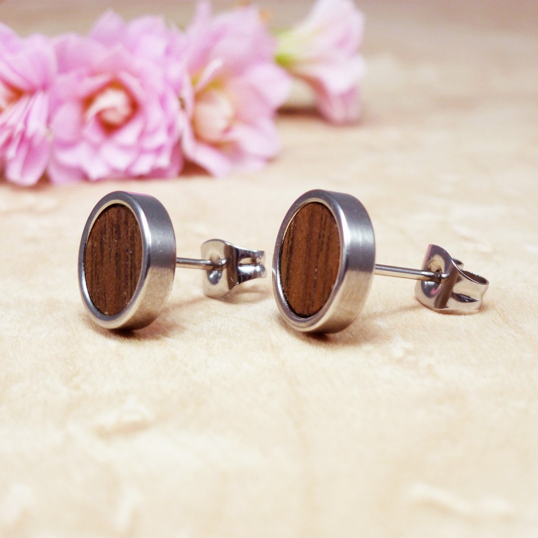Pendientes de madera de nogal y acero inoxidable para mujer: son minimalistas y cálidos
