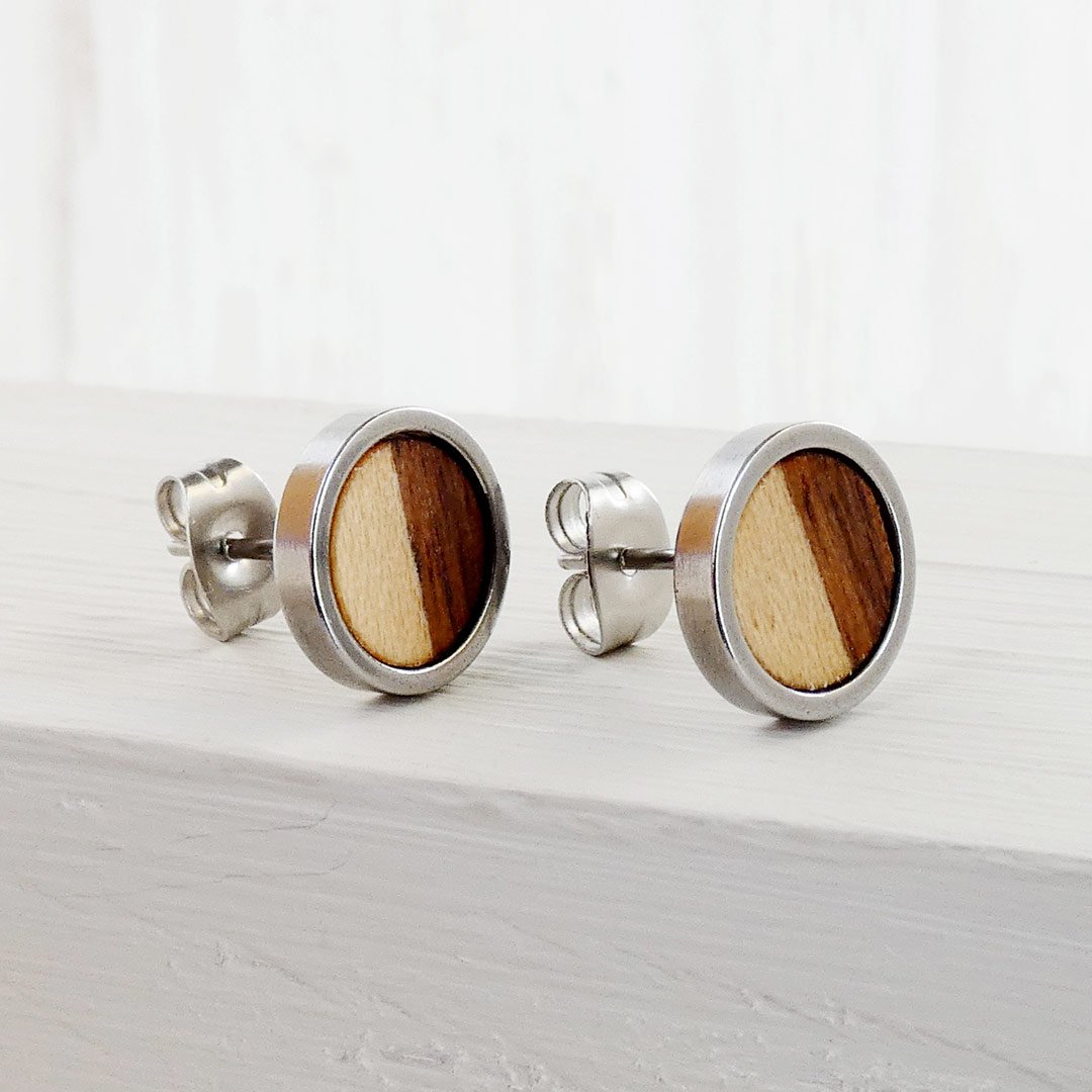 Pendientes de madera bicolor con contraste entre nogal marrón y sicomoro claro.