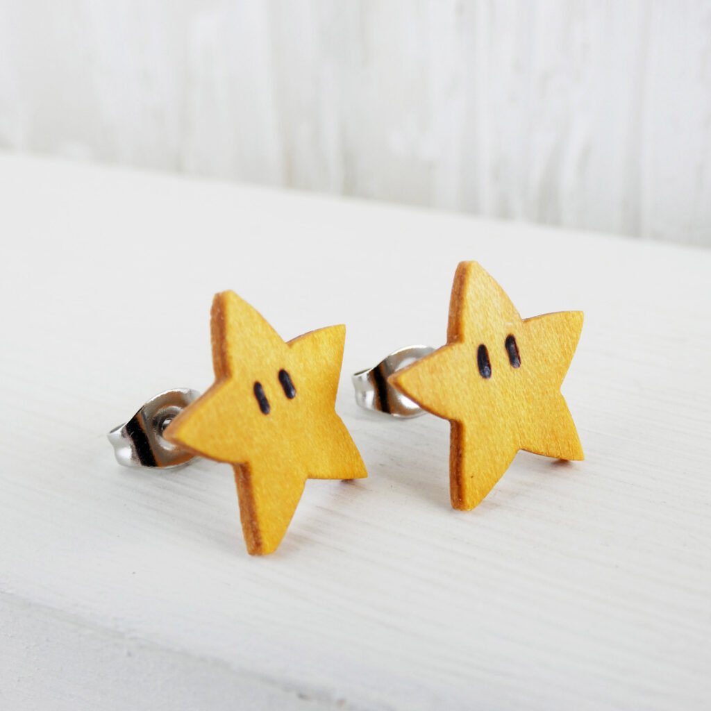 Pendientes de Mario Bros con forma de estrella hechos a mano en madera
